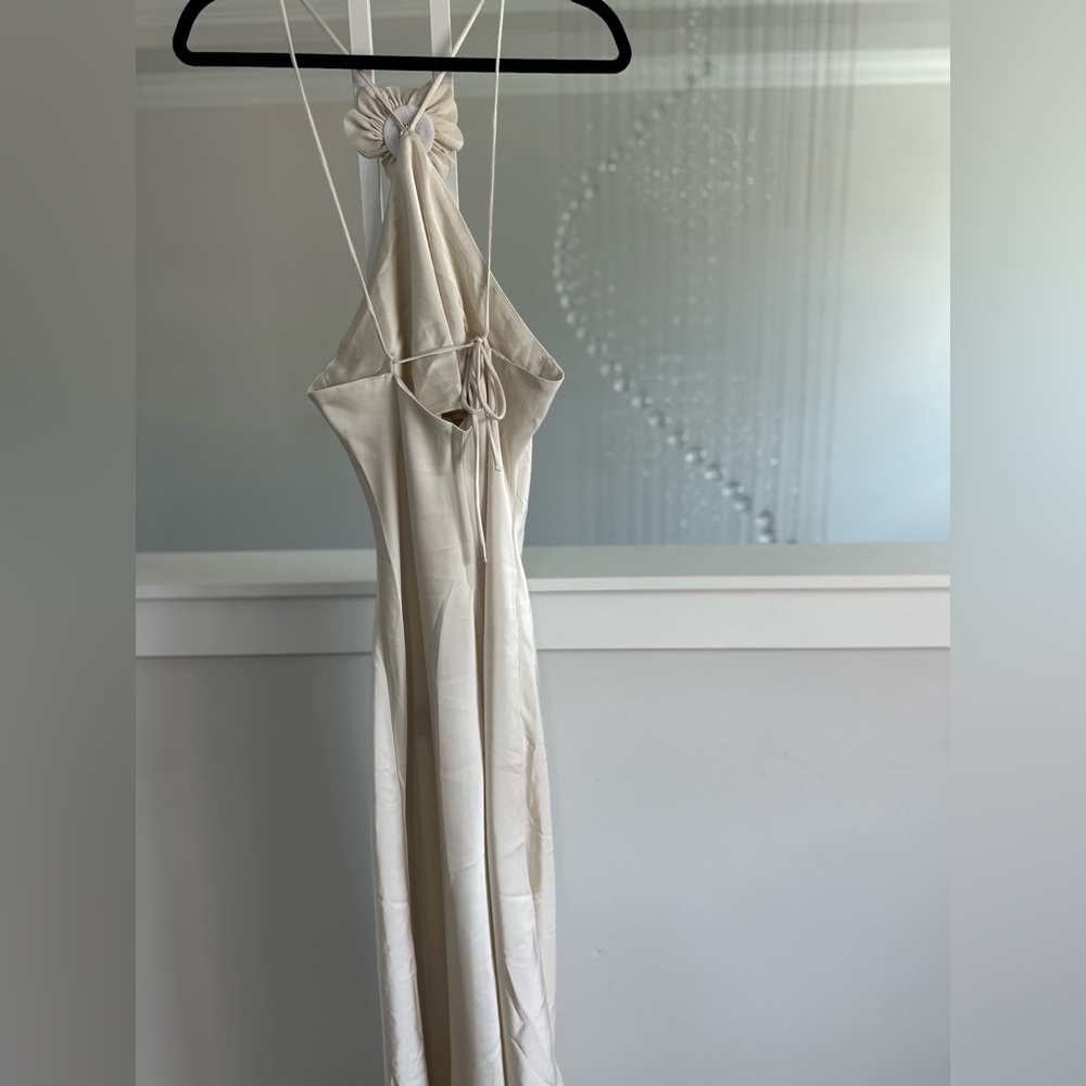 Elegant Cream Halter Dress with floral applique - Picture 8 of 10